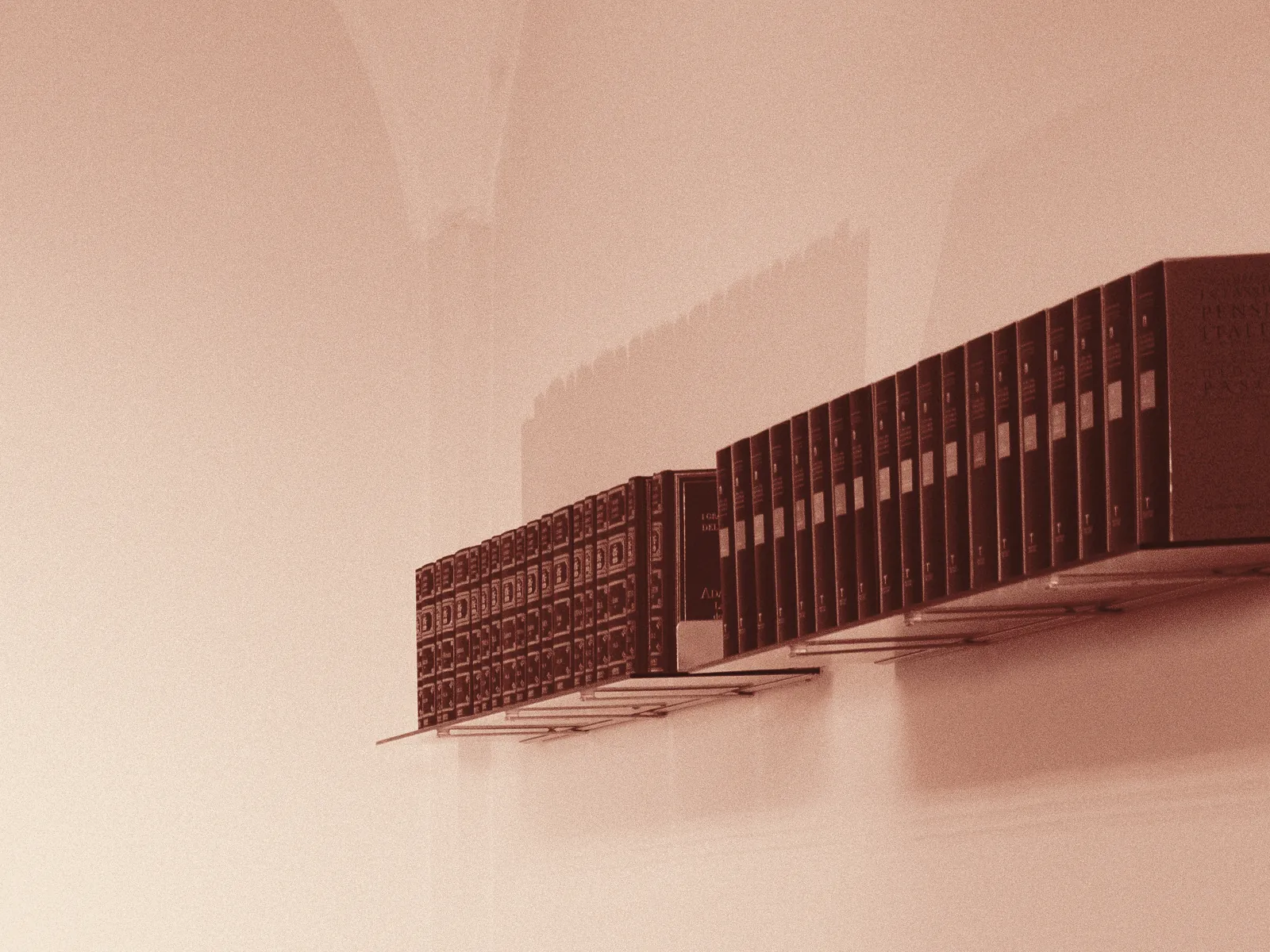 Volumi rilegati sulla mensola della sala riunioni di Logos Center